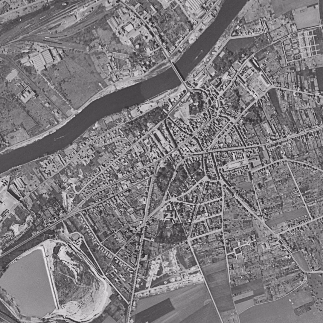 Beaumont-sur-Oise en 1955, le centre vu du ciel, au même cadrage