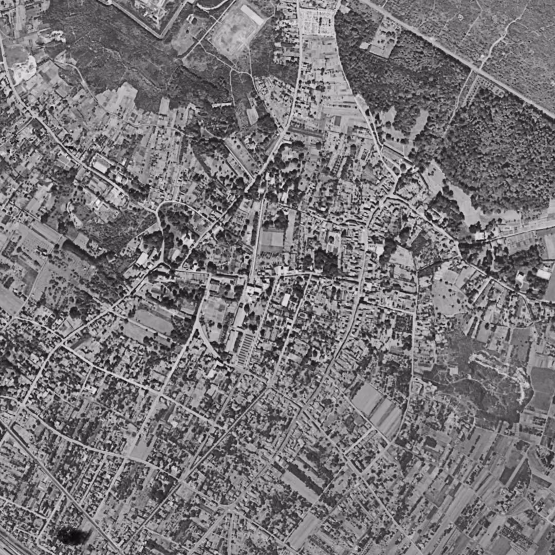Cormeilles-en-Parisis en 1949, le centre vu du ciel, au même cadrage