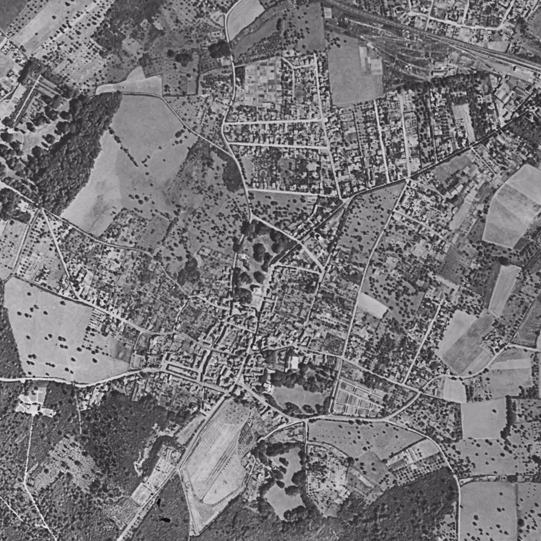 Domont en 1949, le centre vu du ciel, au même cadrage