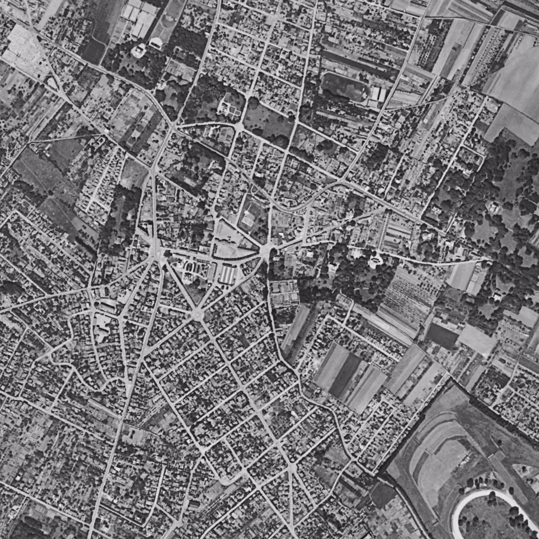Eaubonne en 1949, le centre vu du ciel, au même cadrage