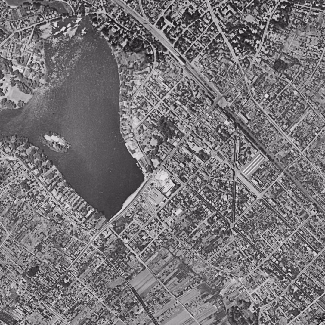 Enghien-les-Bains en 1949, le centre vu du ciel, au même cadrage