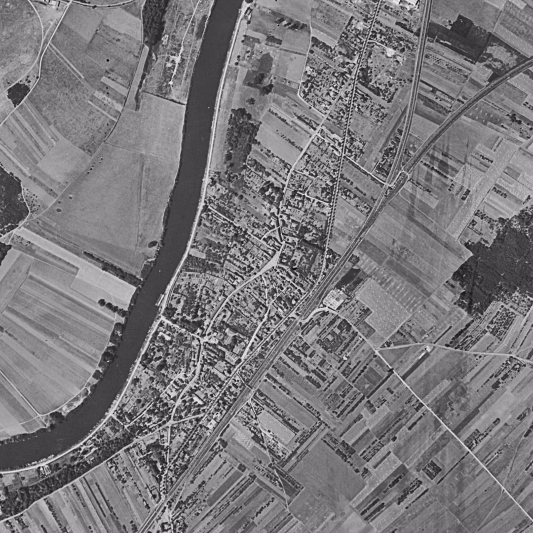 Éragny-sur-Oise en 1949, le centre vu du ciel, au même cadrage