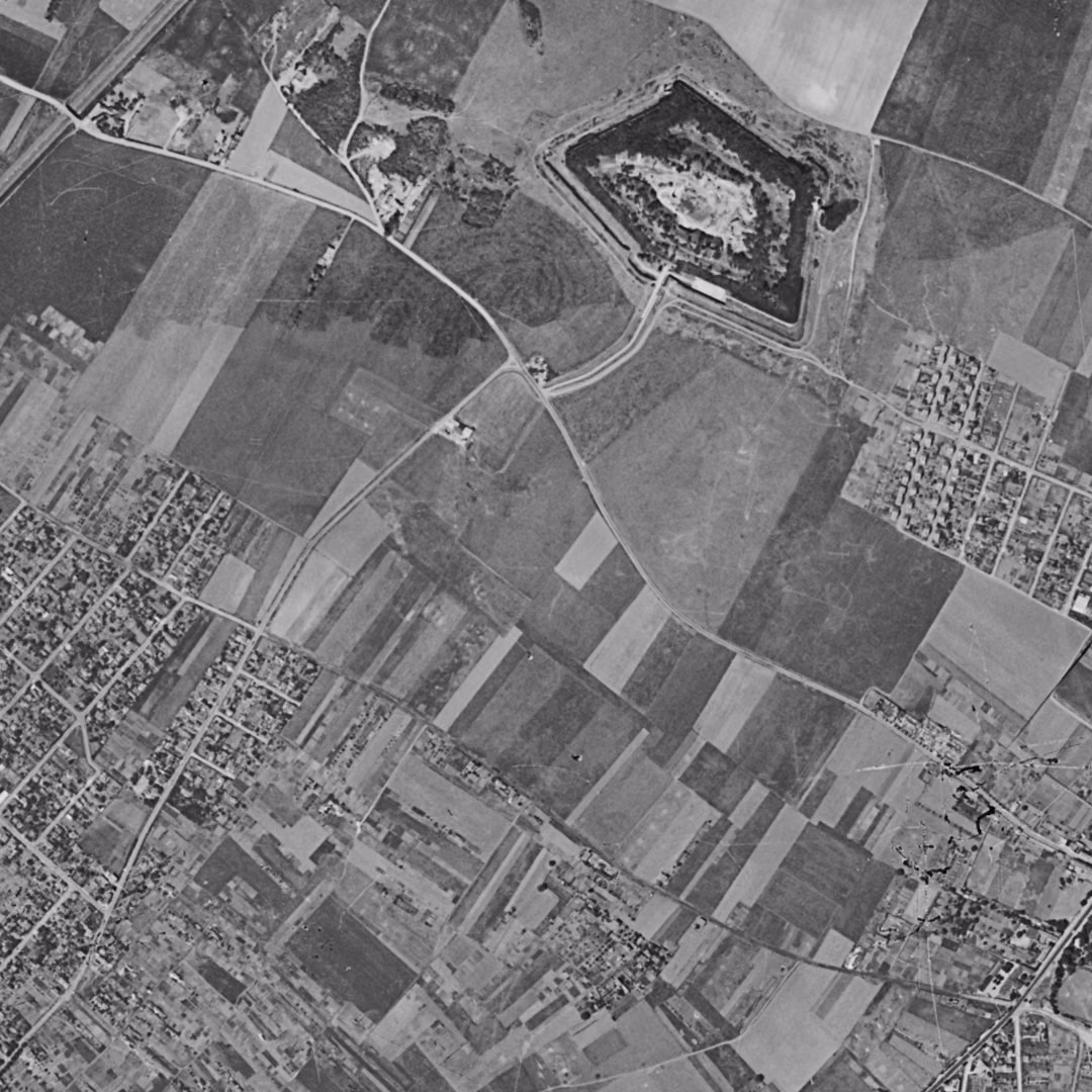 Garges-lès-Gonesse en 1949, le centre vu du ciel, au même cadrage