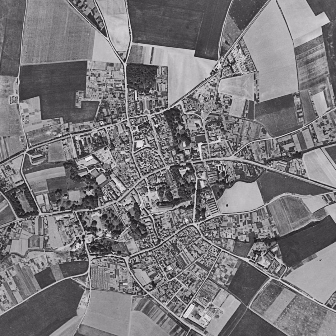 Gonesse en 1949, le centre vu du ciel, au même cadrage