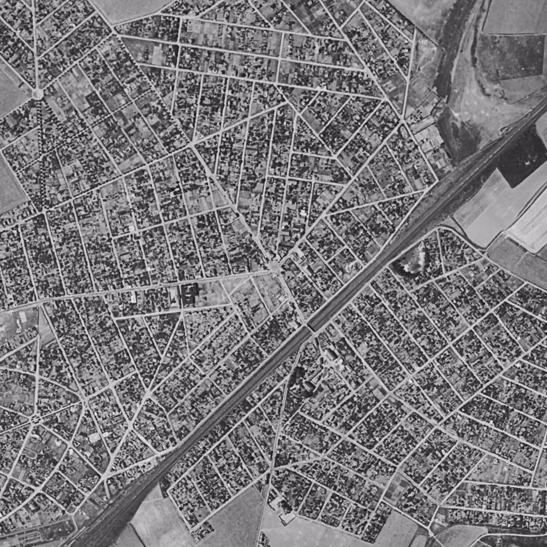 Goussainville en 1949, le centre vu du ciel, au même cadrage