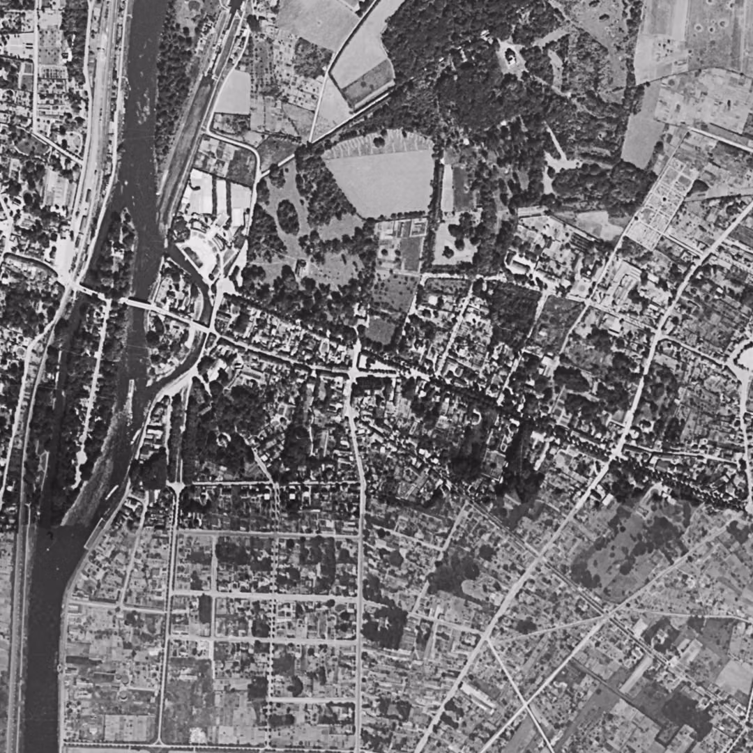 L'Isle-Adam en 1949, le centre vu du ciel, au même cadrage