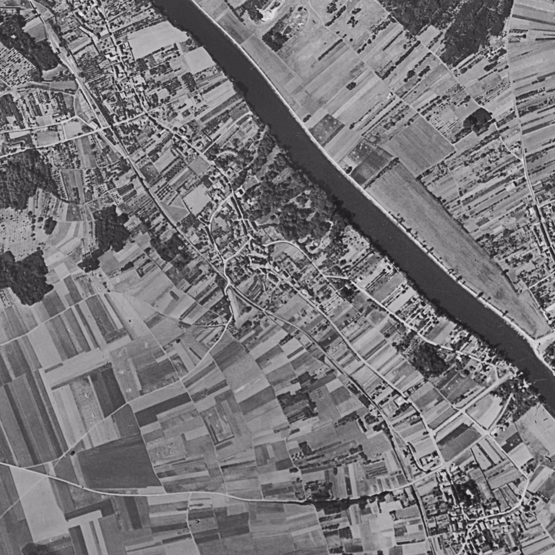 Jouy-le-Moutier en 1949, le centre vu du ciel, au même cadrage