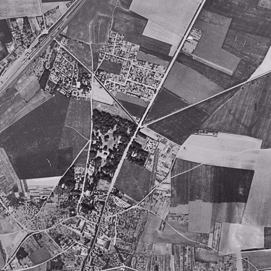 Louvres en 1949, le centre vu du ciel, au même cadrage