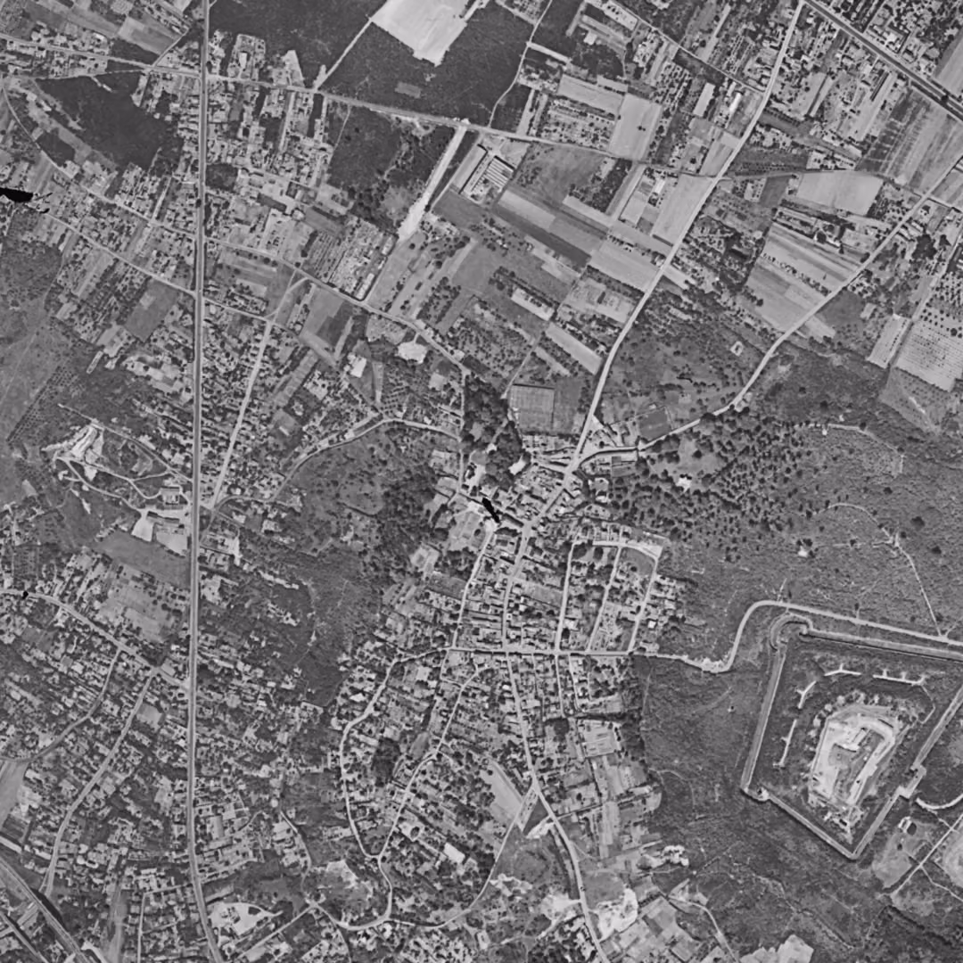 Montigny-lès-Cormeilles en 1949, le centre vu du ciel, au même cadrage