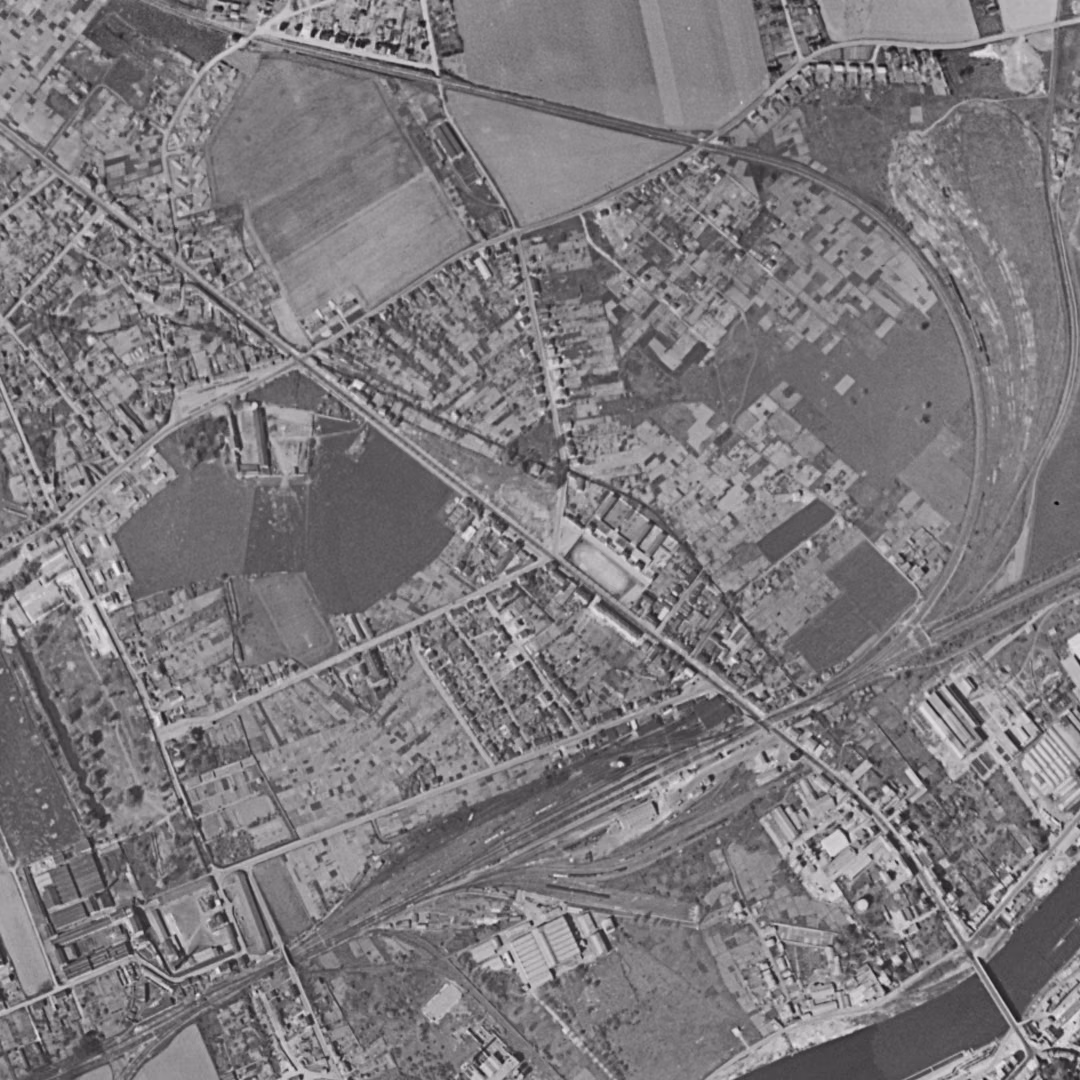 Persan en 1955, le centre vu du ciel, au même cadrage