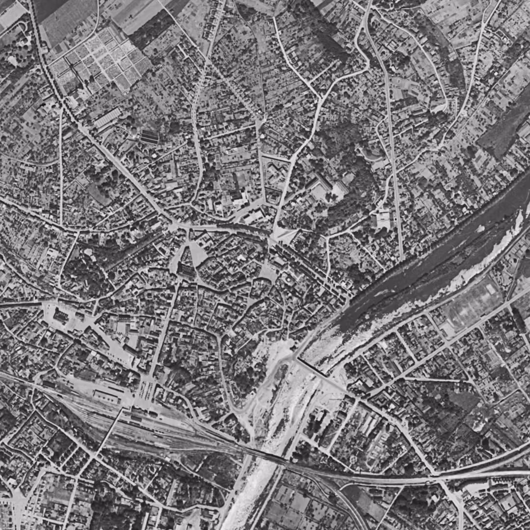 Pontoise en 1949, le centre vu du ciel, au même cadrage
