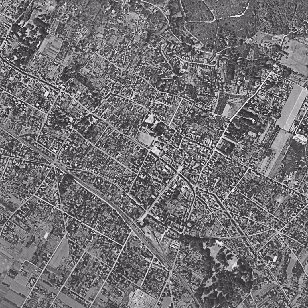 Saint-Leu-la-Forêt en 1949, le centre vu du ciel, au même cadrage