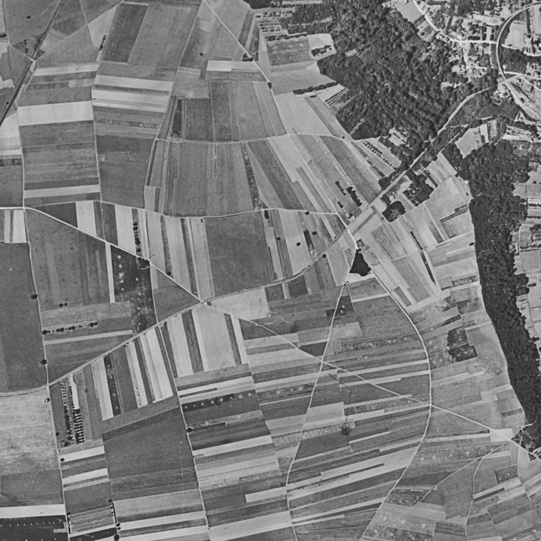 Vauréal en 1949, le centre vu du ciel, au même cadrage