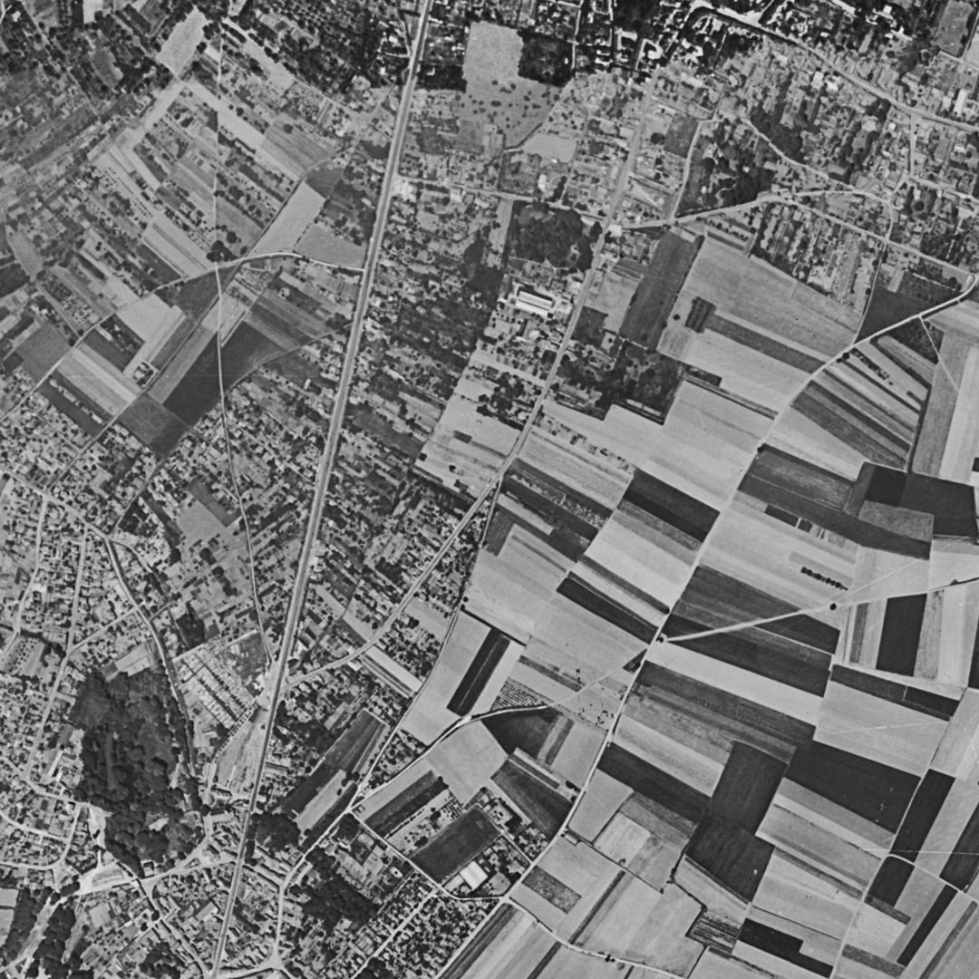 Villiers-le-Bel en 1949, le centre vu du ciel, au même cadrage
