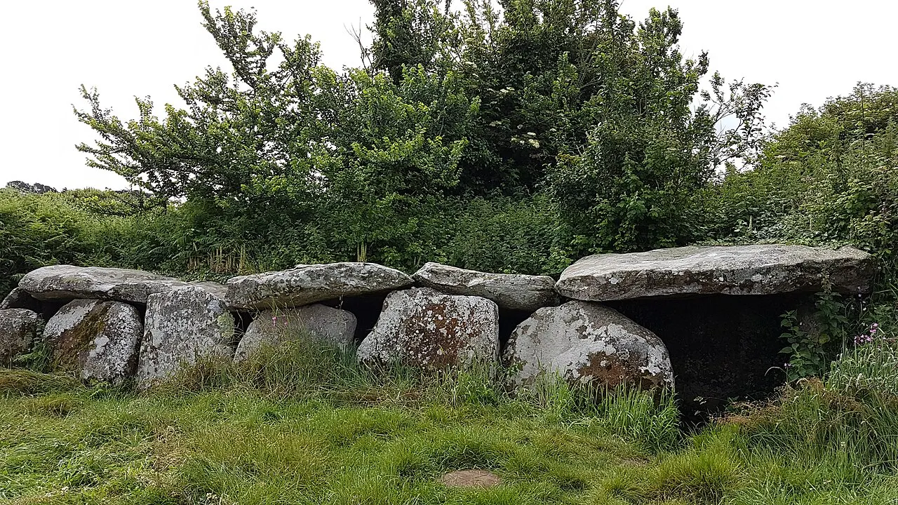 Allée couverte de Kerguntuil