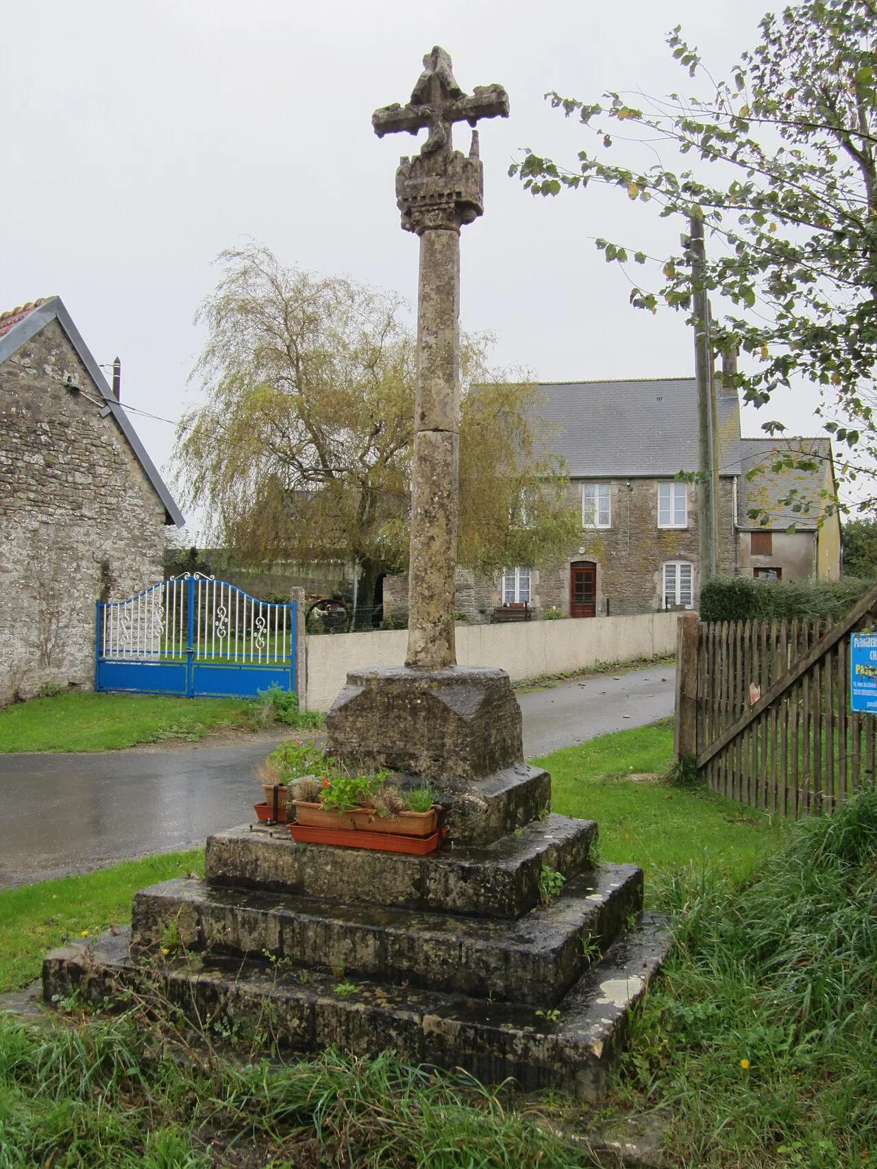 Calvaire à l’entrée du village