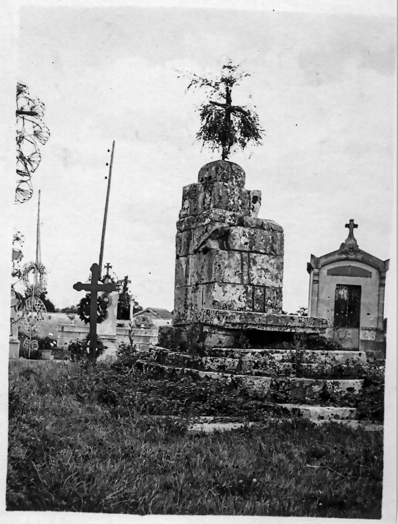 Croix de cimetière et caveaux