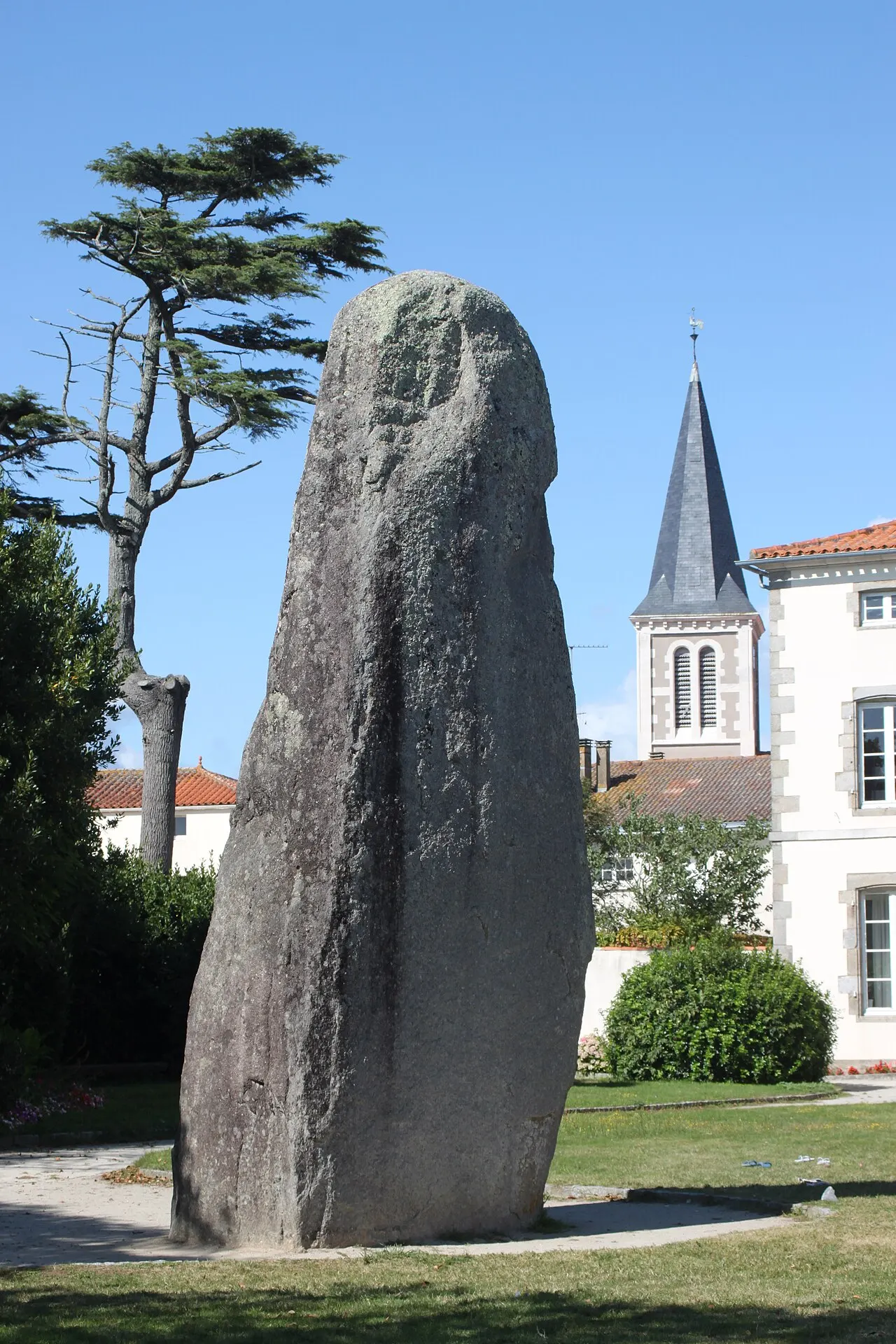 Menhir du Camp de César ou Menhir de Bourg-Jardin