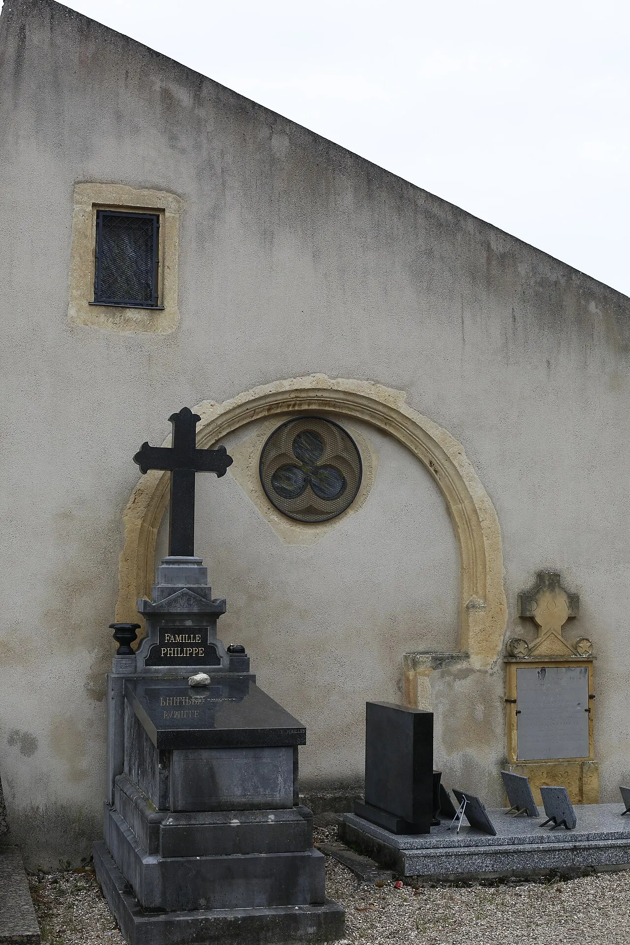 Ossuaire (ancien) dans le cimetière