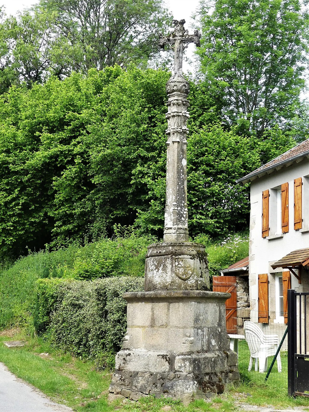 Croix de chemin du 16e siècle