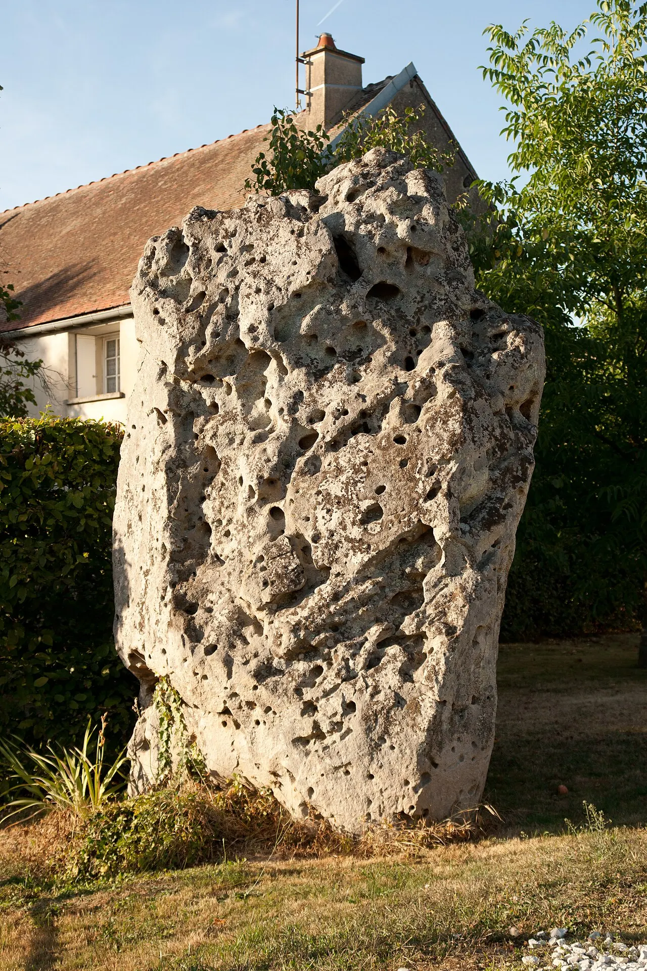 Menhir dit La Pierre-Enlevée ou La Pierre-Aux-Sorcières