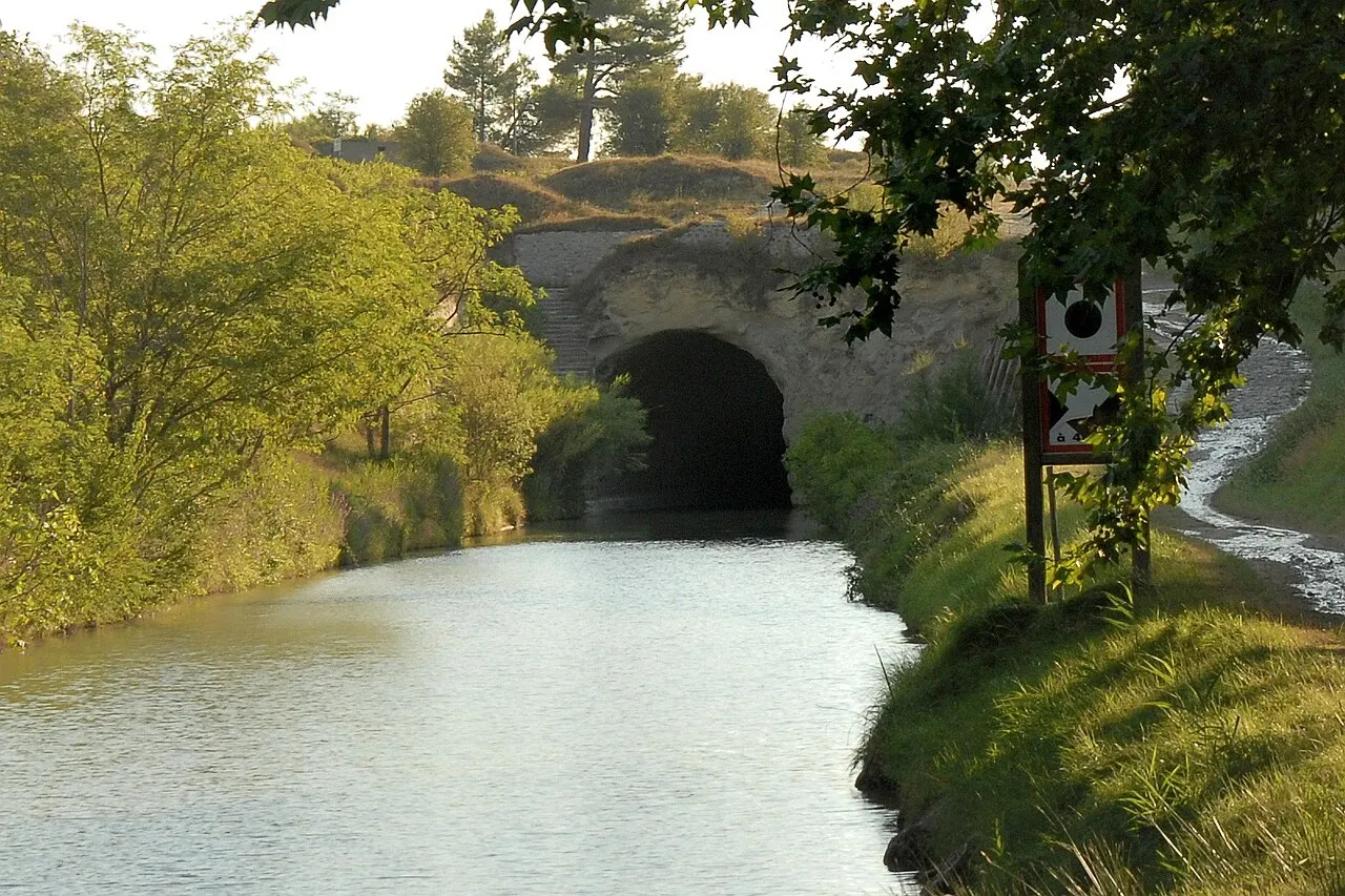 Tunnel-aqueduc de drainage de l’étang de Colombiers et Montady ou « tunnel des Moines » ou Aqueduc de Montady ou Aqueduc de Malpas