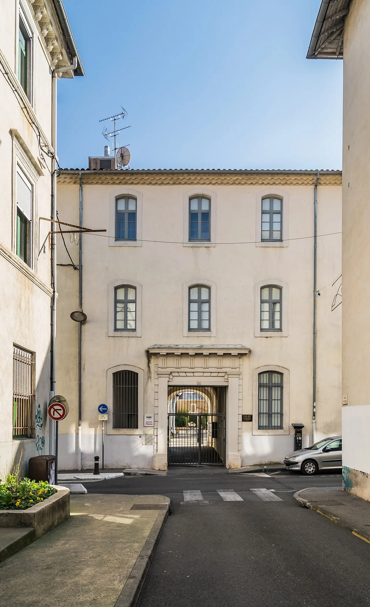 Ancien collège dit casernes Thoiras