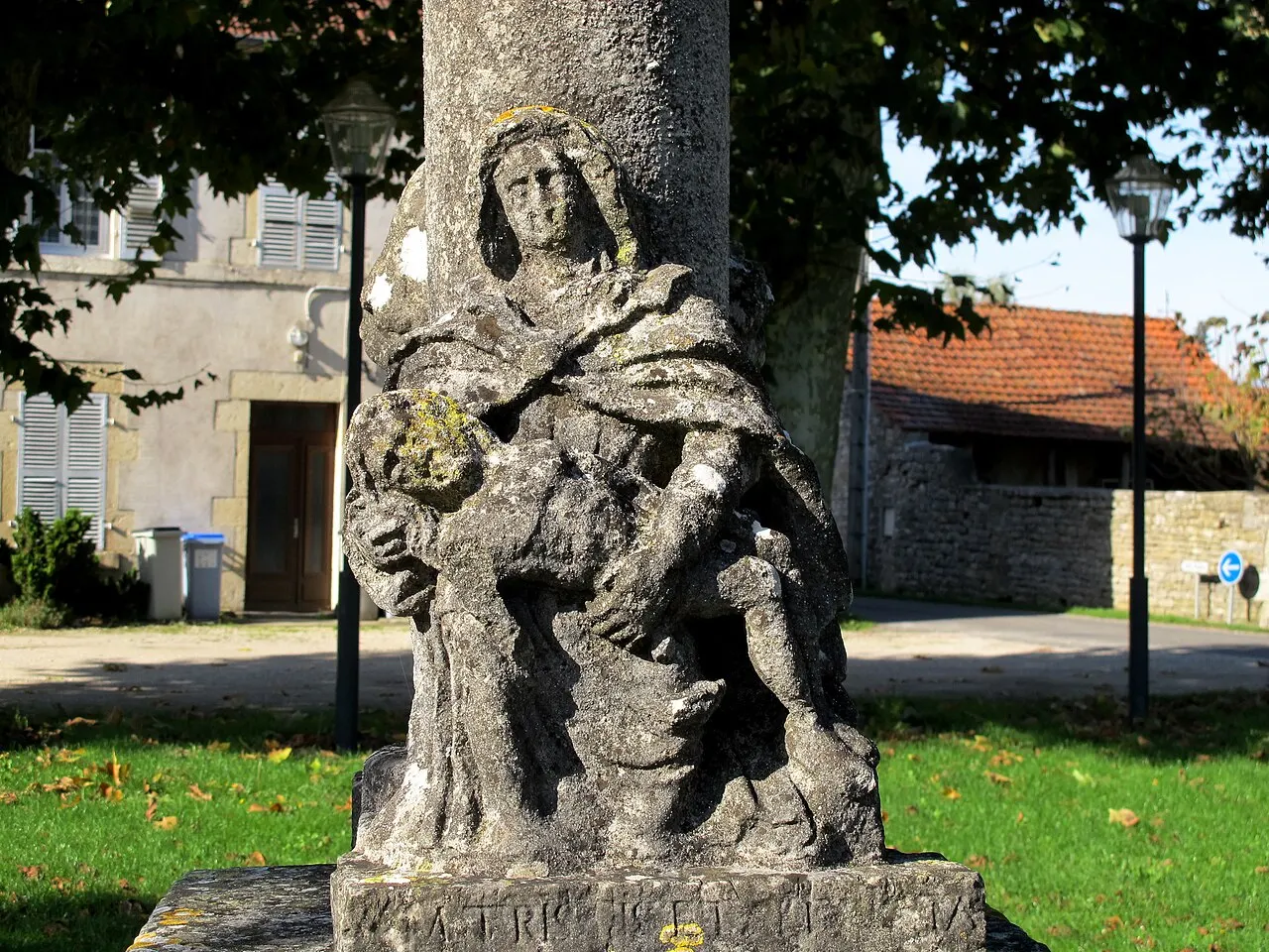 Croix de pierre datée de 1617
