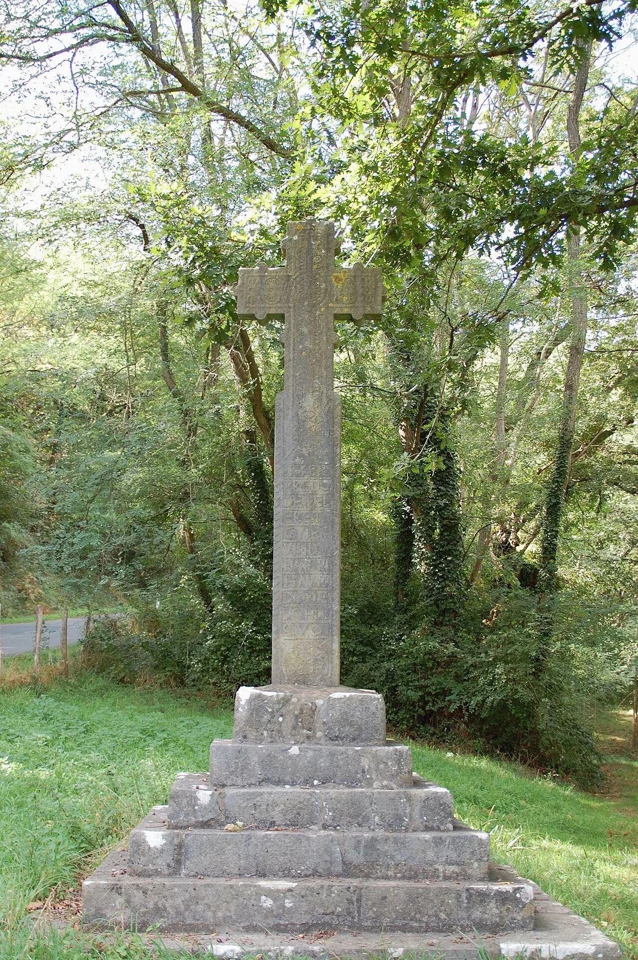 Croix de chemin située sur le bord de la R.D. n° 14