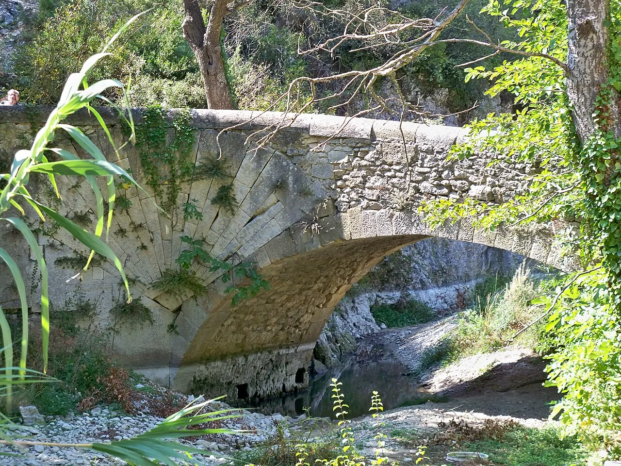 Pont à coquille franchissant l’Aigue-Brun