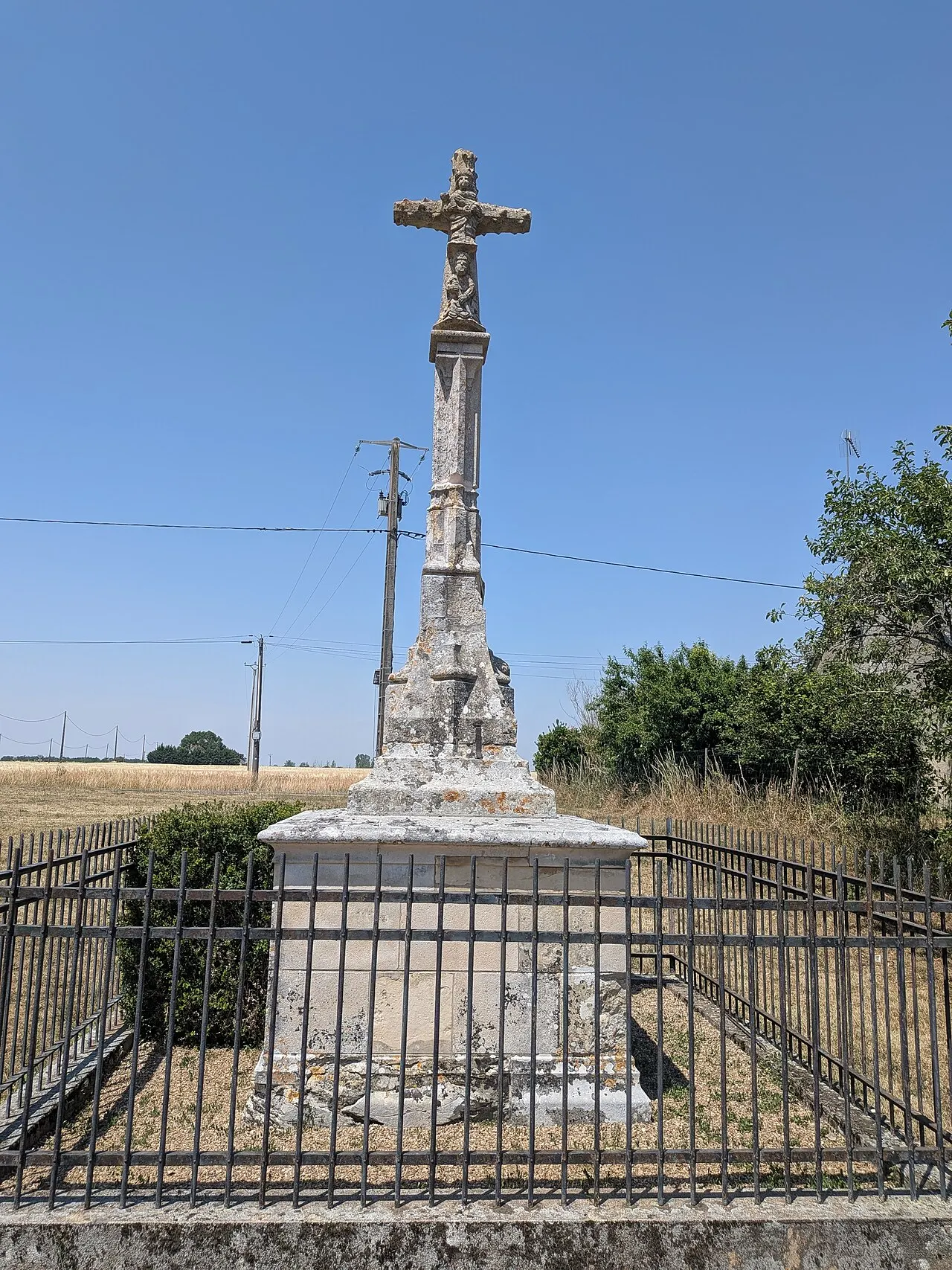 Croix autrefois située à Bussy et maintenant placée près du tombeau Horschel