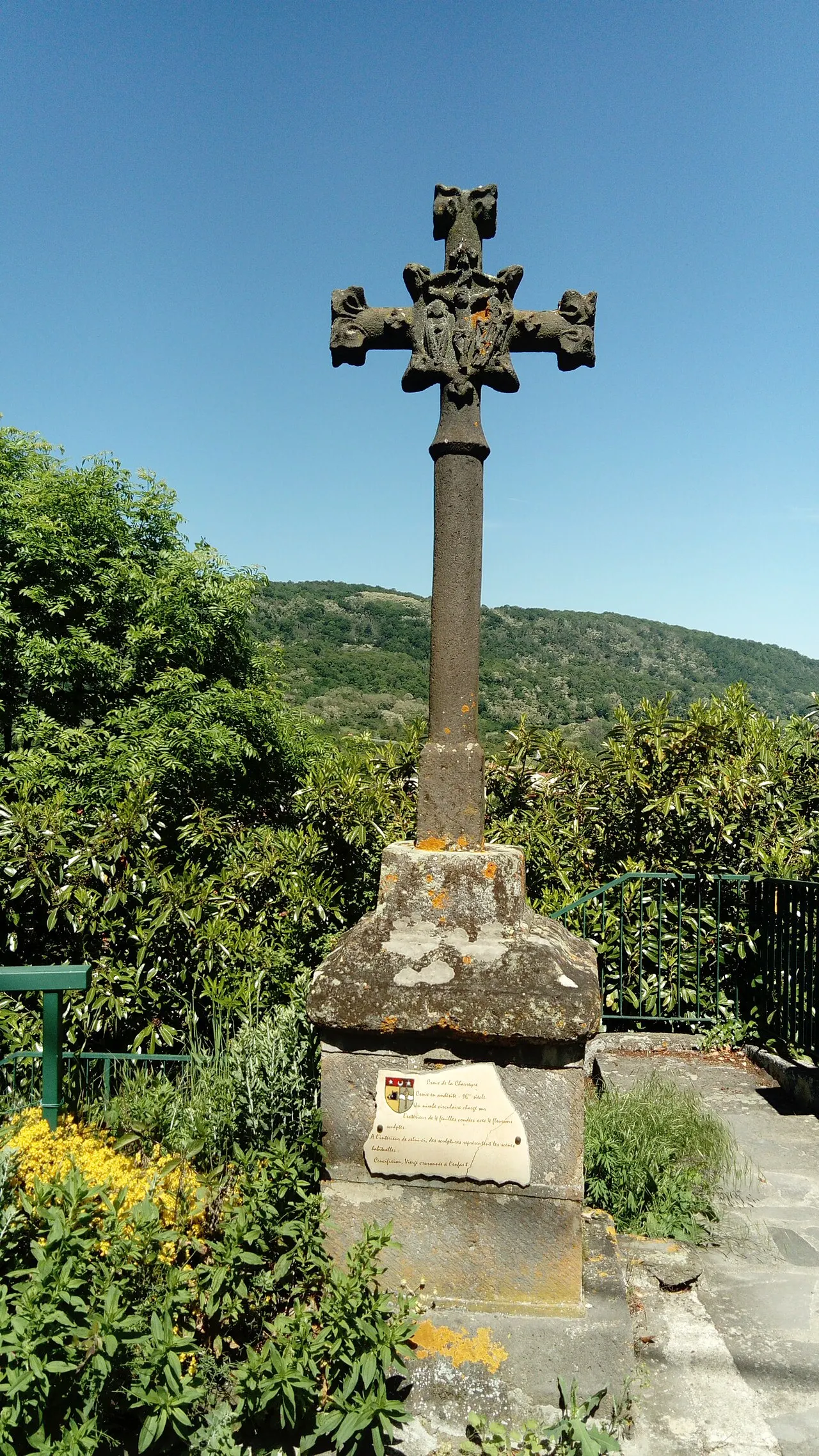 Croix située en bordure du chemin des Côtes