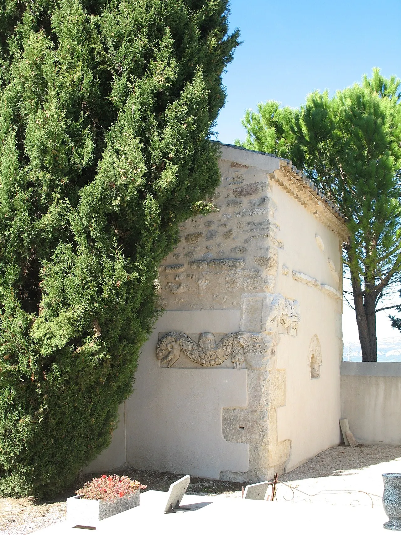 Fragments antiques de la porte de la ville et de la chapelle du cimetière