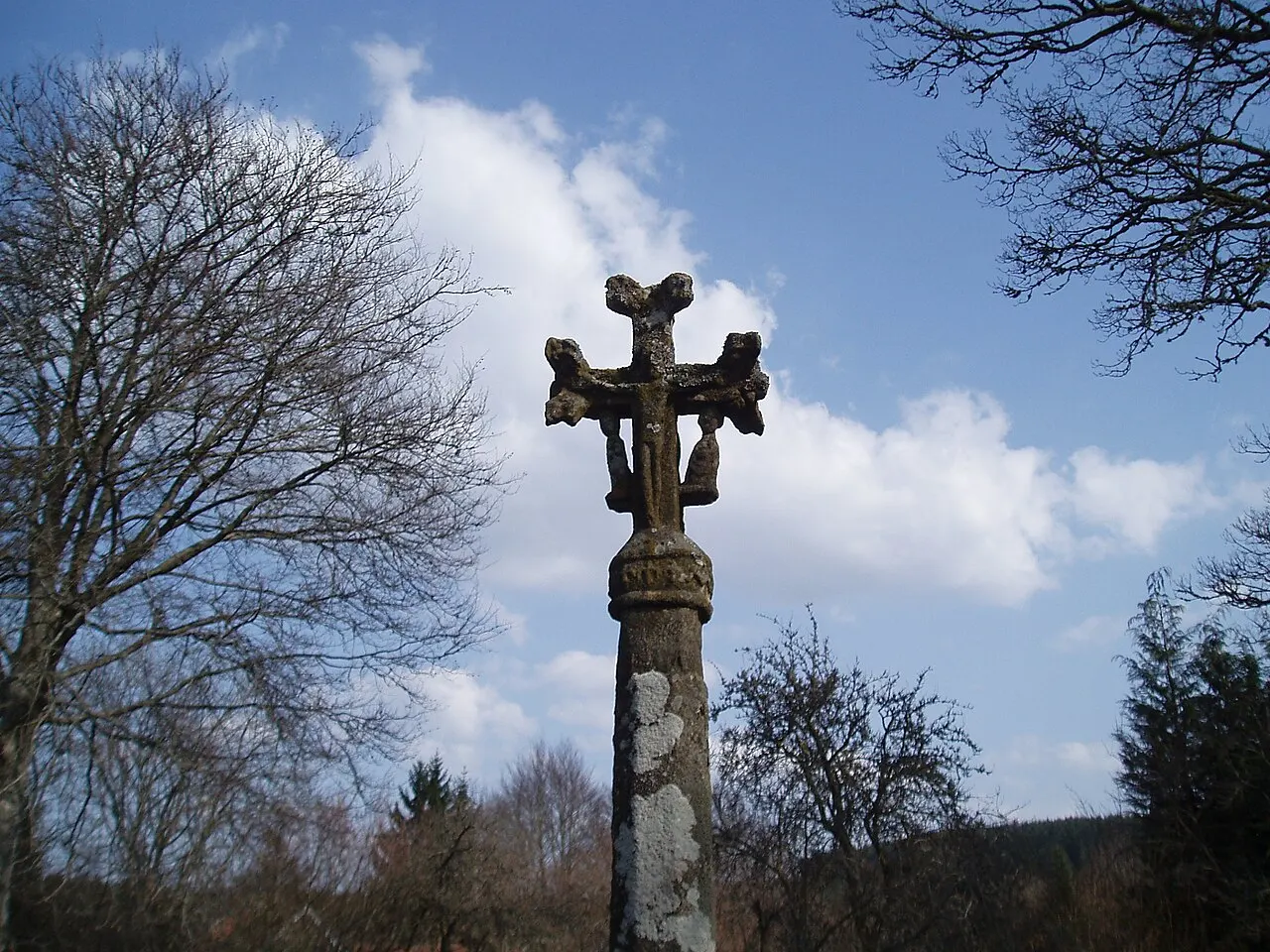 Croix sculptée du 15e ou du 16e siècle