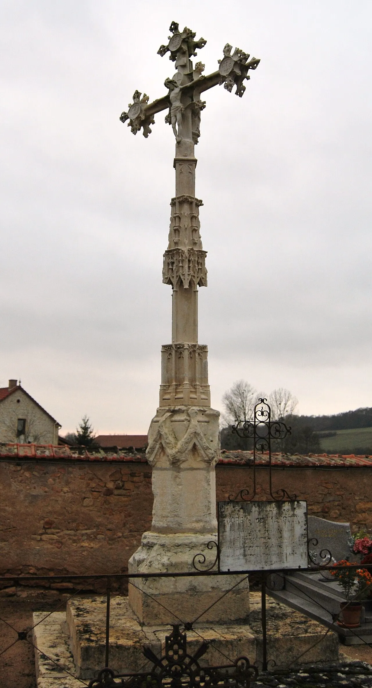 Croix de cimetière du 15e siècle