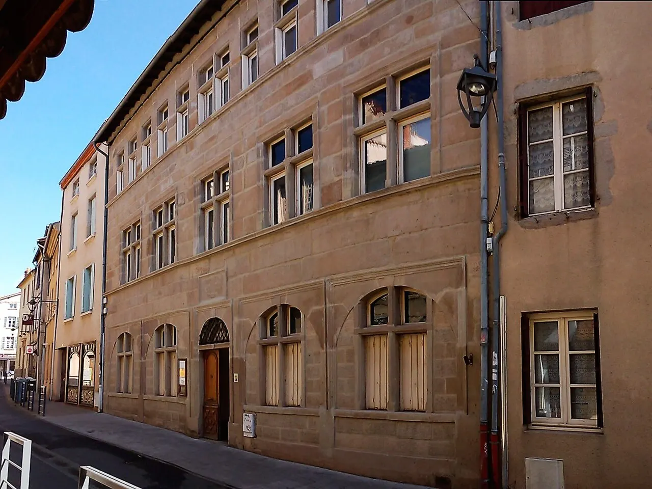 Maison du 16e siècle avec porte datée de 1587