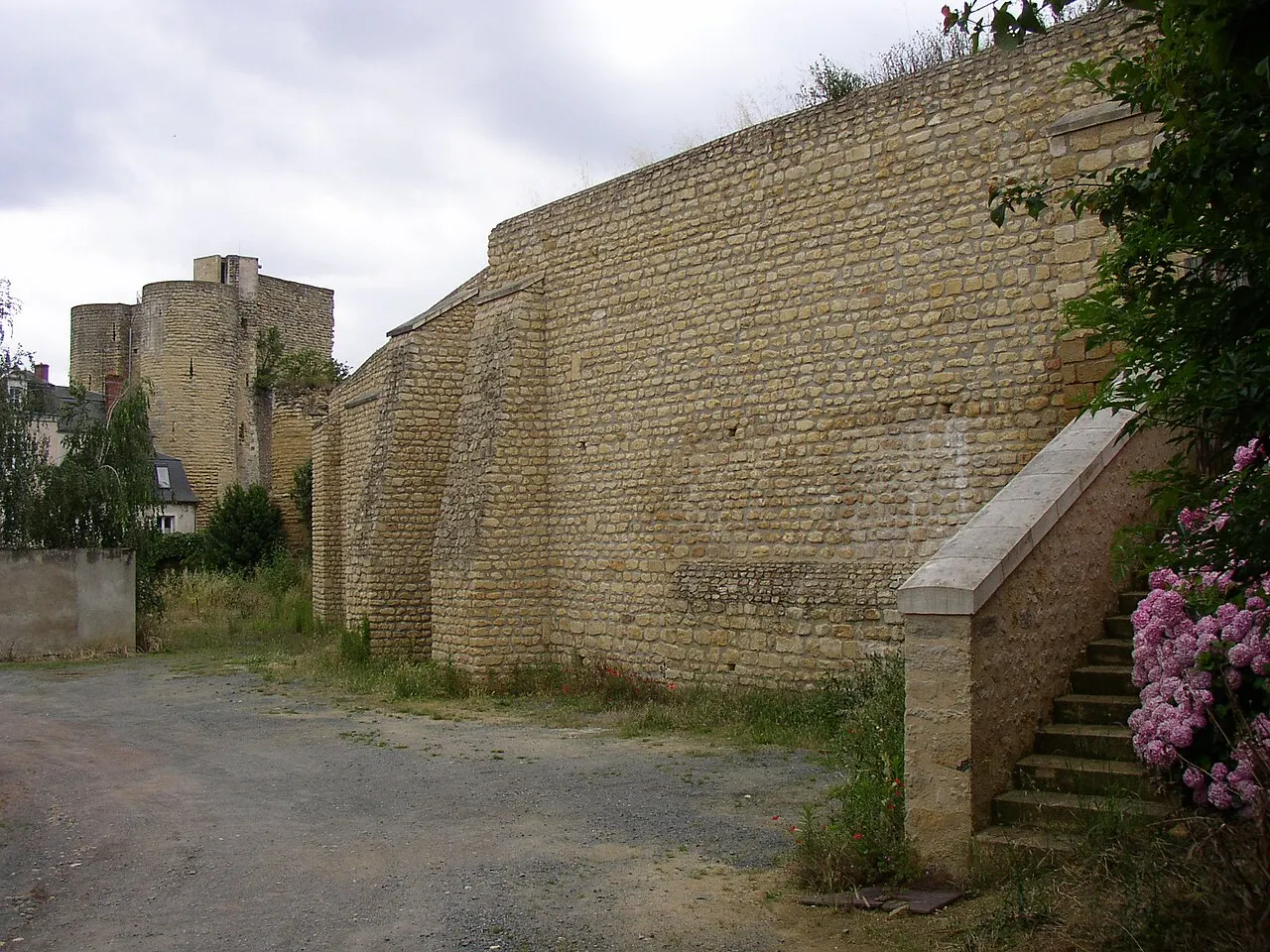 Restes des anciens remparts