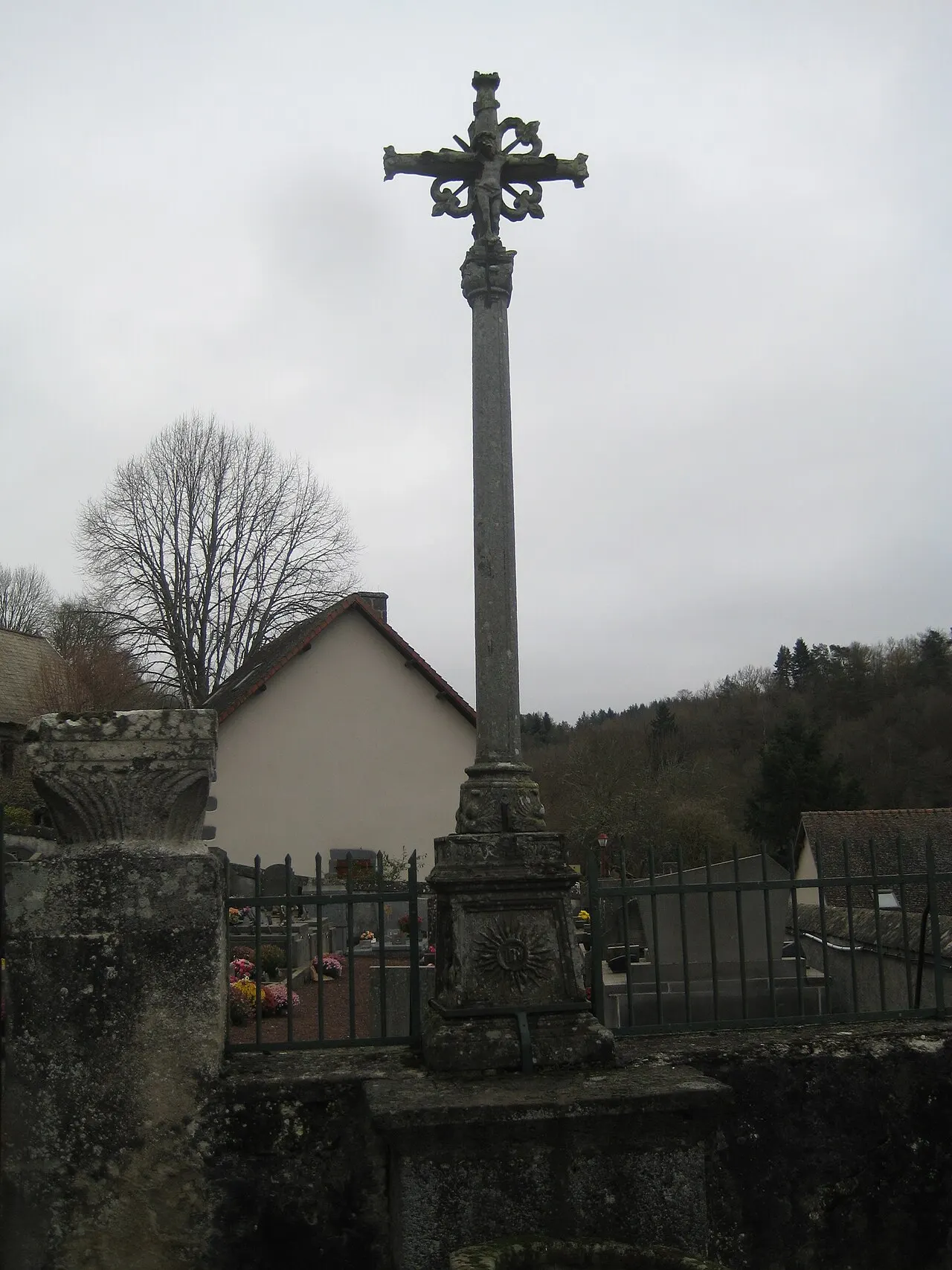 Croix de cimetière en pierre