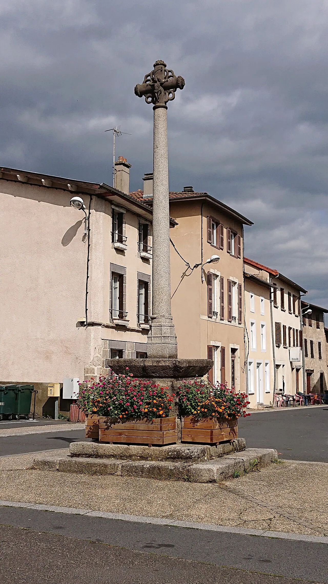 Croix de chemin du 16e siècle en pierre