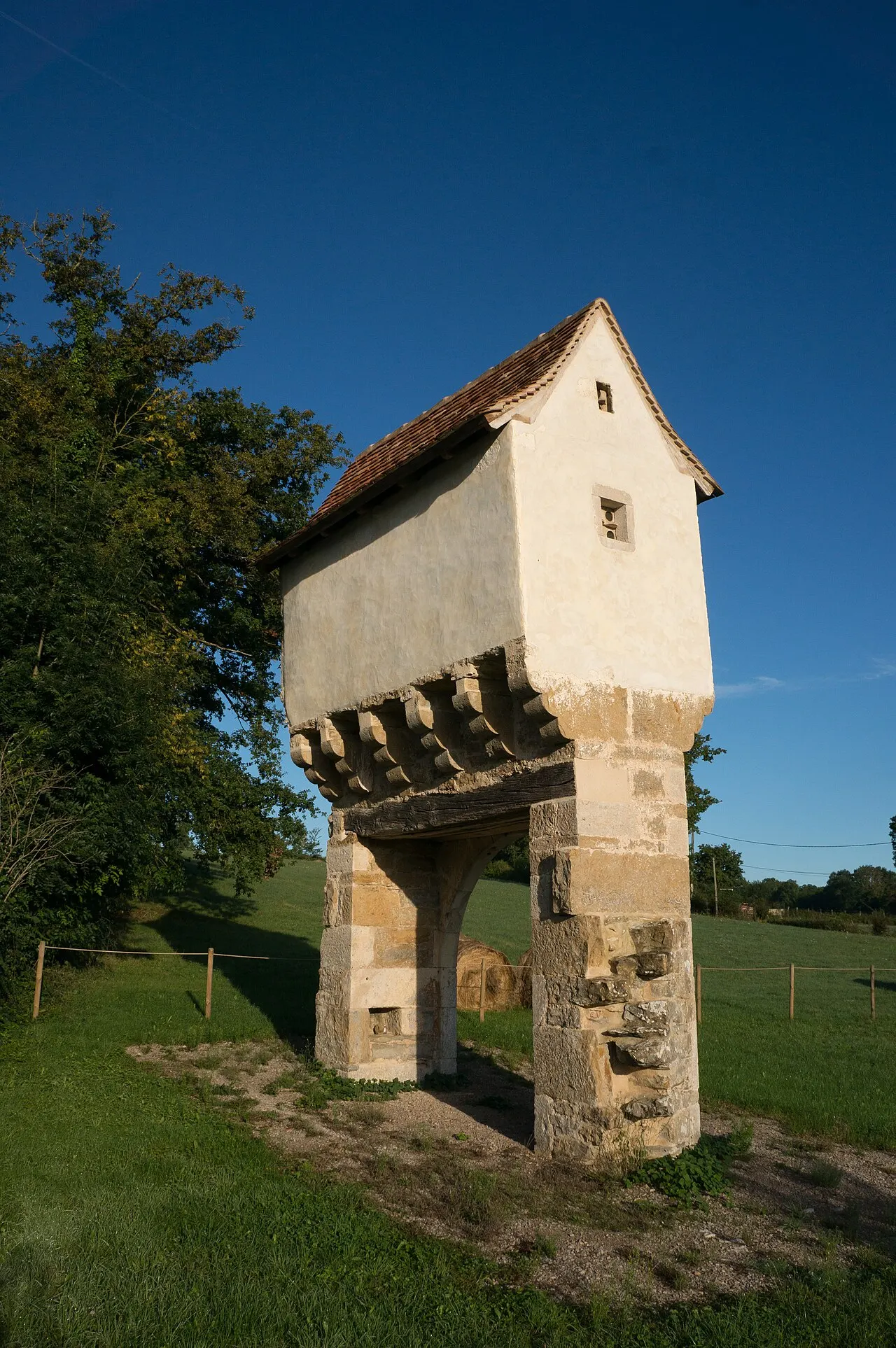 Pigeonnier-porche