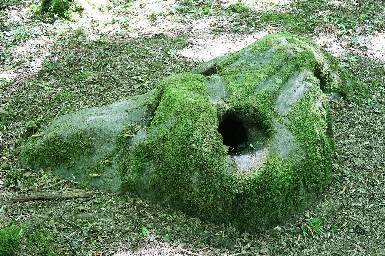 Deux polissoirs de la Pierre à l’eau