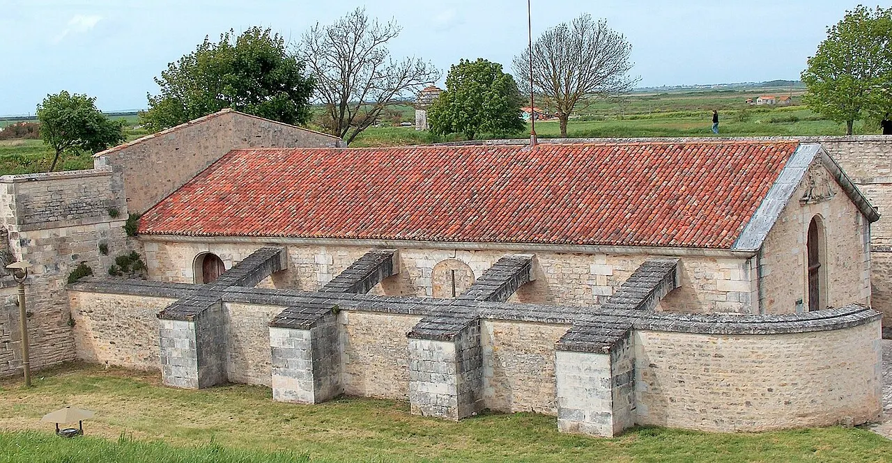 Poudrières et casernes anciennes
