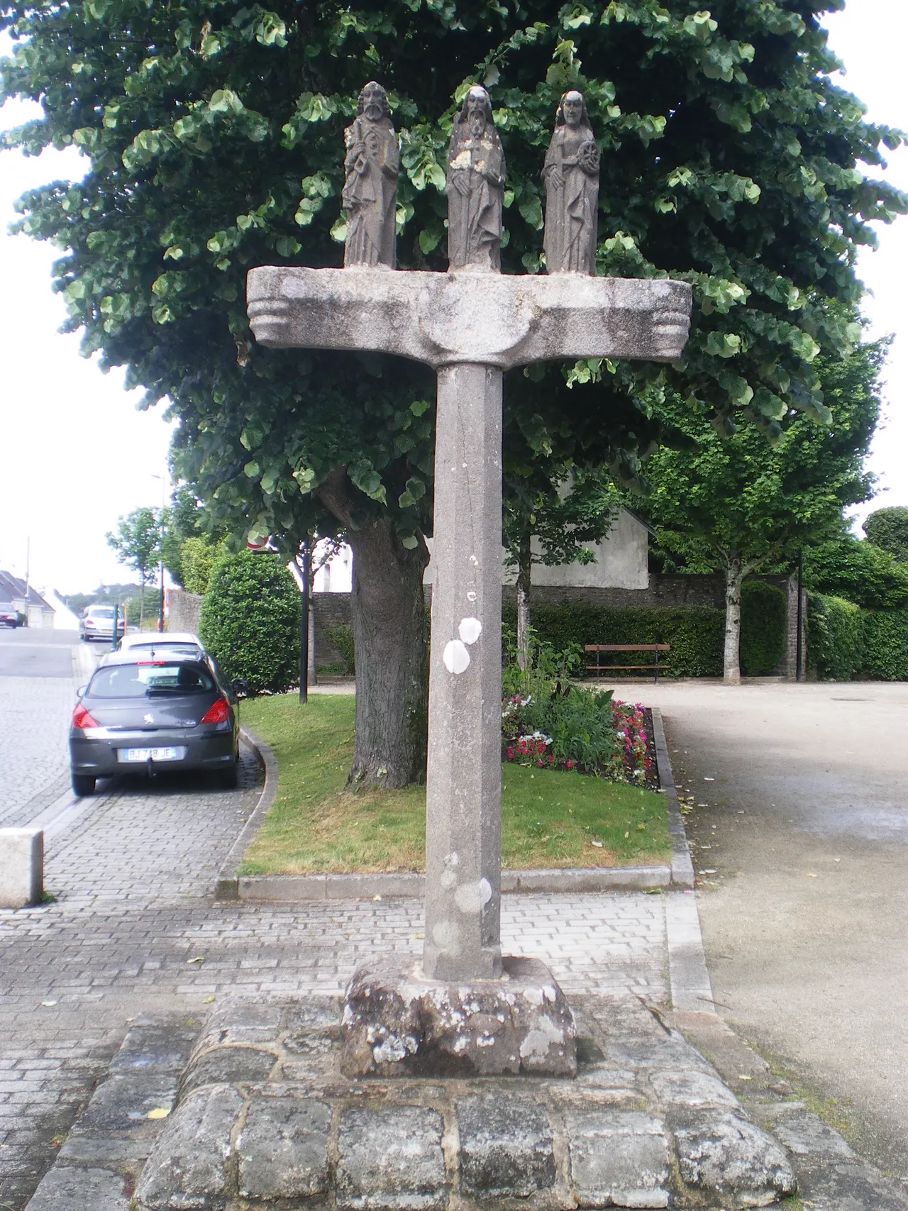 Ancien cimetière, au sud de l’église