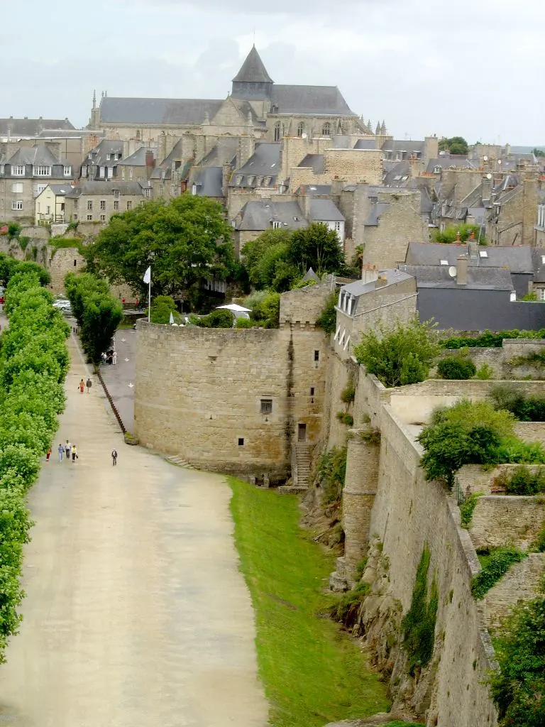 Remparts, tours et portes de la ville