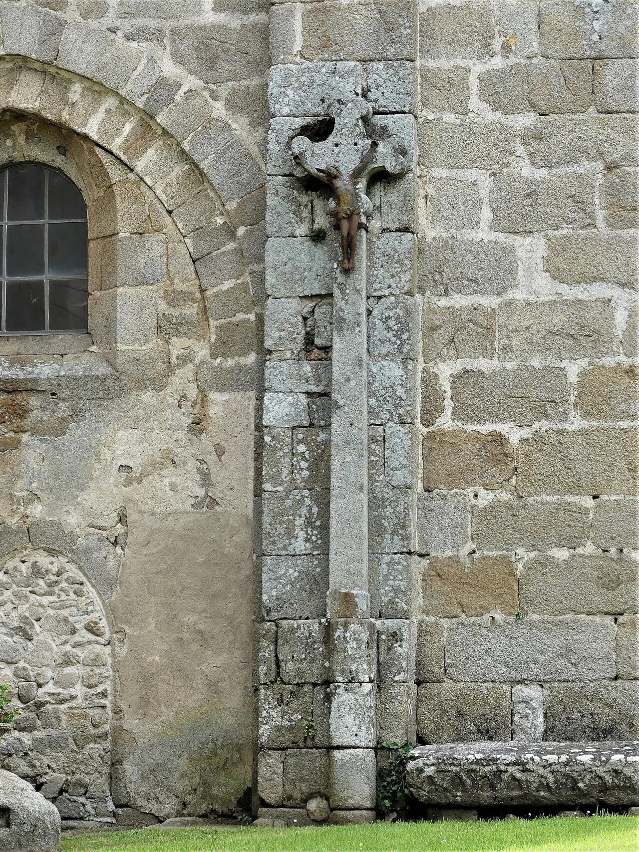 Croix sur la place de l’église