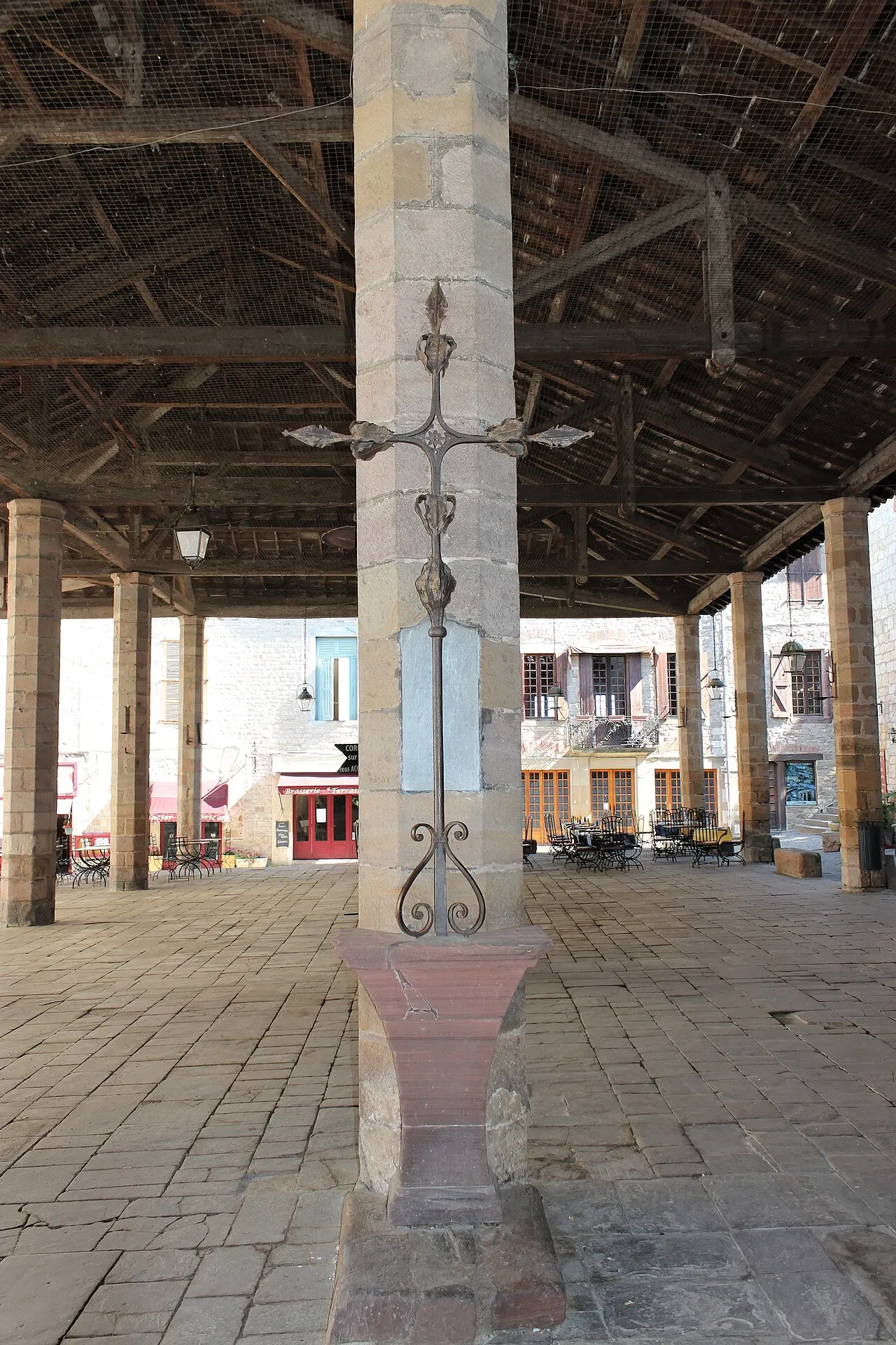 Croix de fer forgé et doré