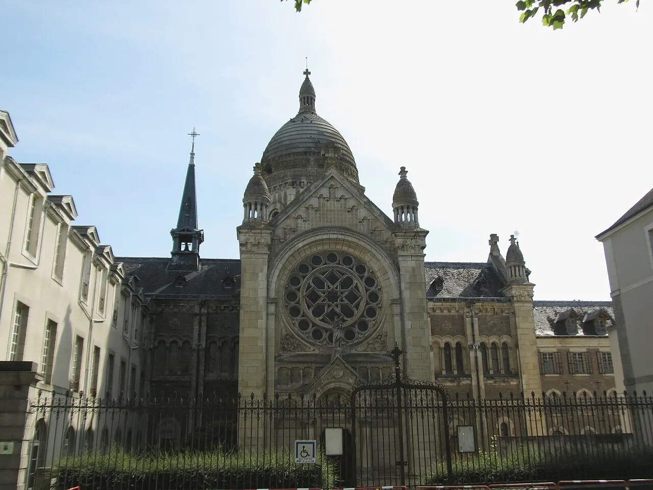 Hôpital et chapelle Saint-Julien de Laval