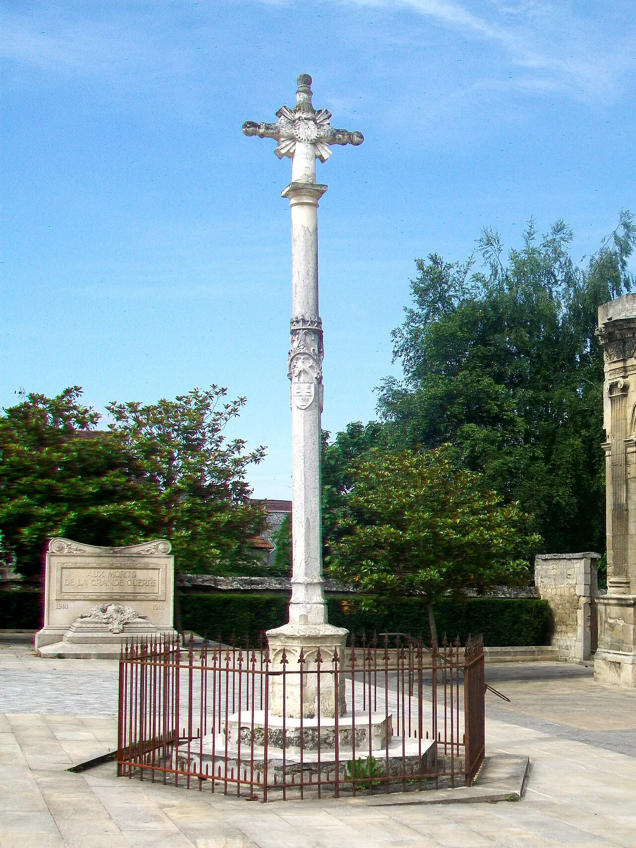Croix en pierre de l’ancien cimetière