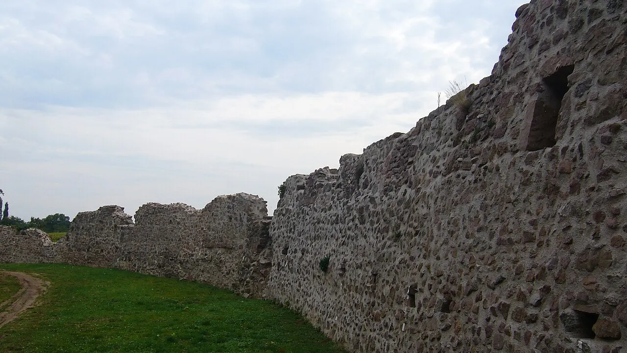 Double enceinte du château et du cimetière