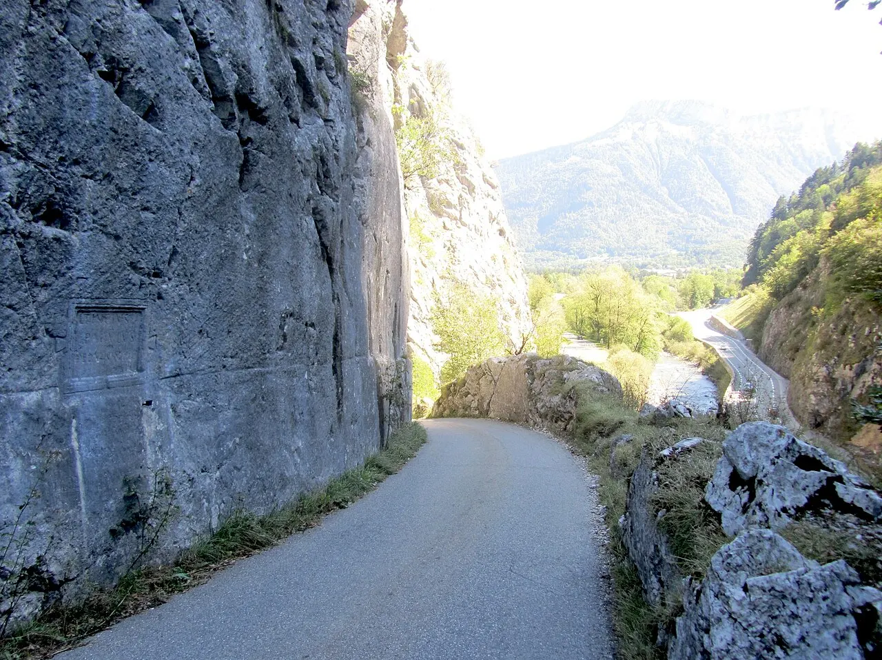 Voie romaine et inscription commémorative